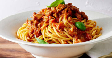 Macarronada com molho de carne moída