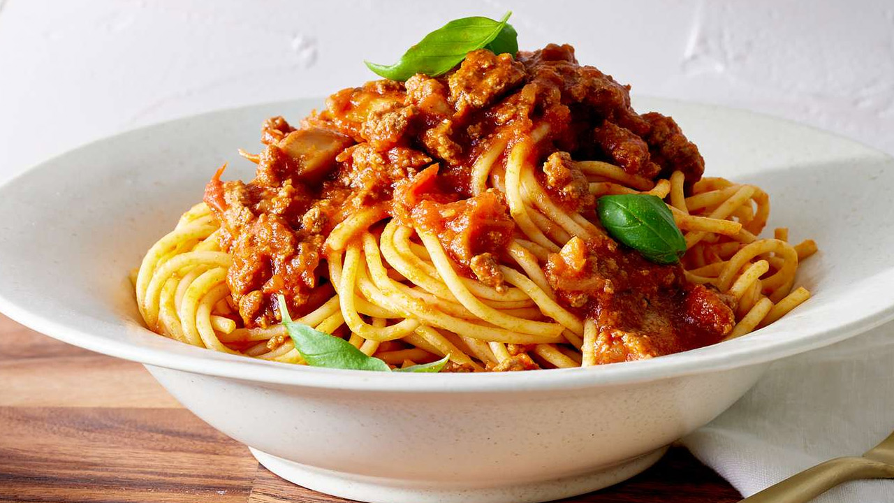 Macarronada com molho de carne moída