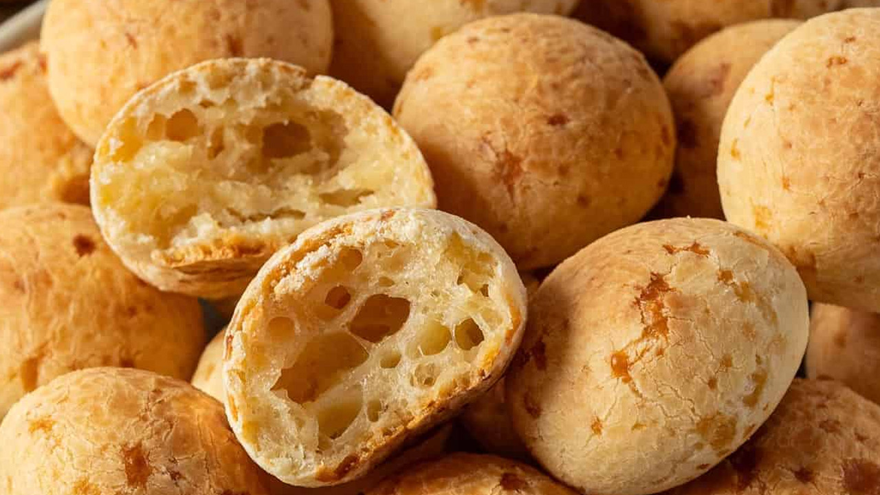 Pão de queijo crocante por fora e macio por dentro