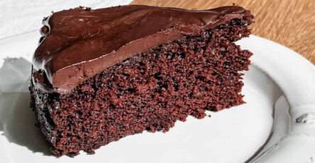 Bolo de chocolate com cobertura feito no liquidificador