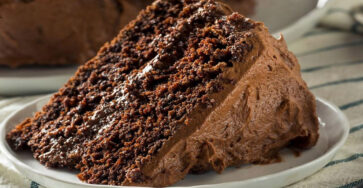 Bolo Chocolatudo com recheio e cobertura de chocolate