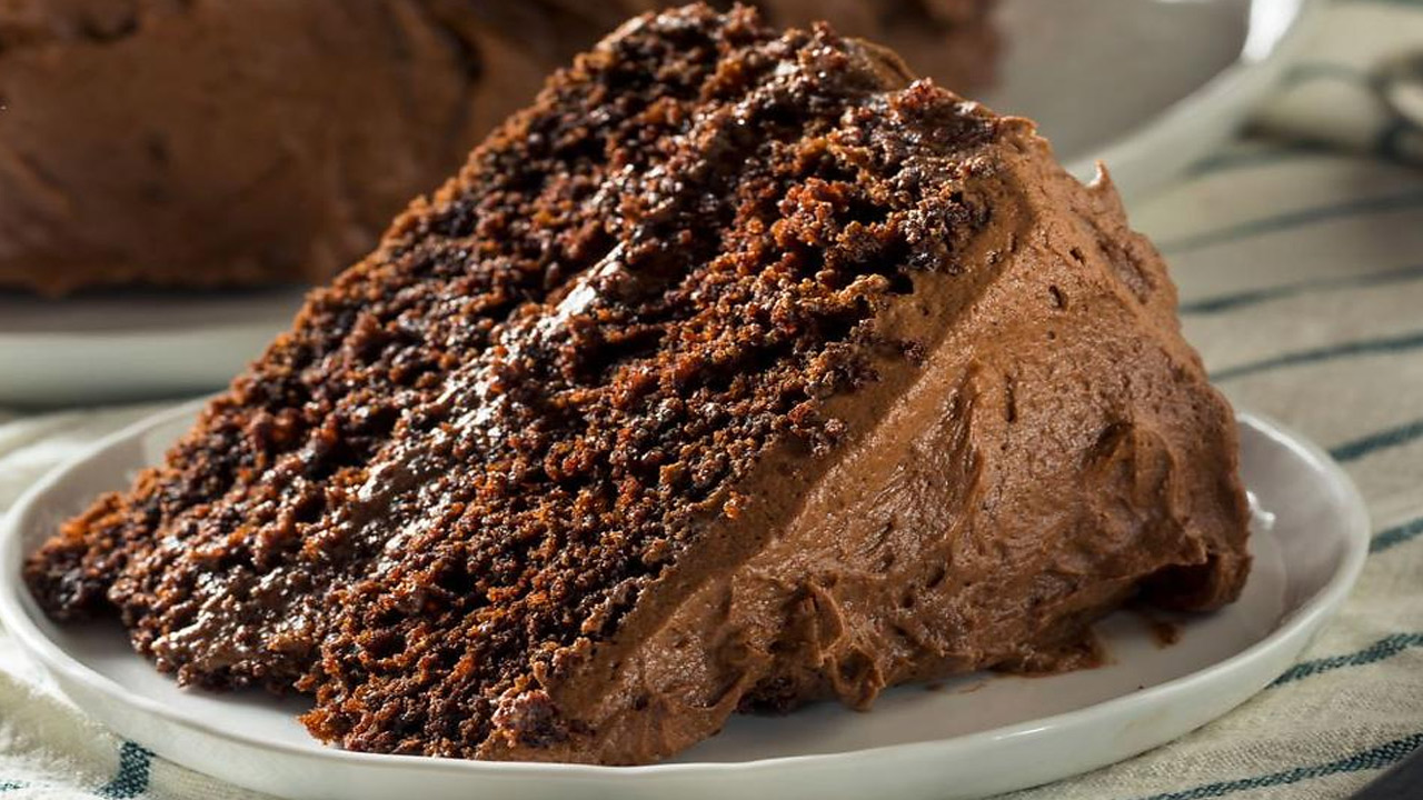 Bolo Chocolatudo com recheio e cobertura de chocolate